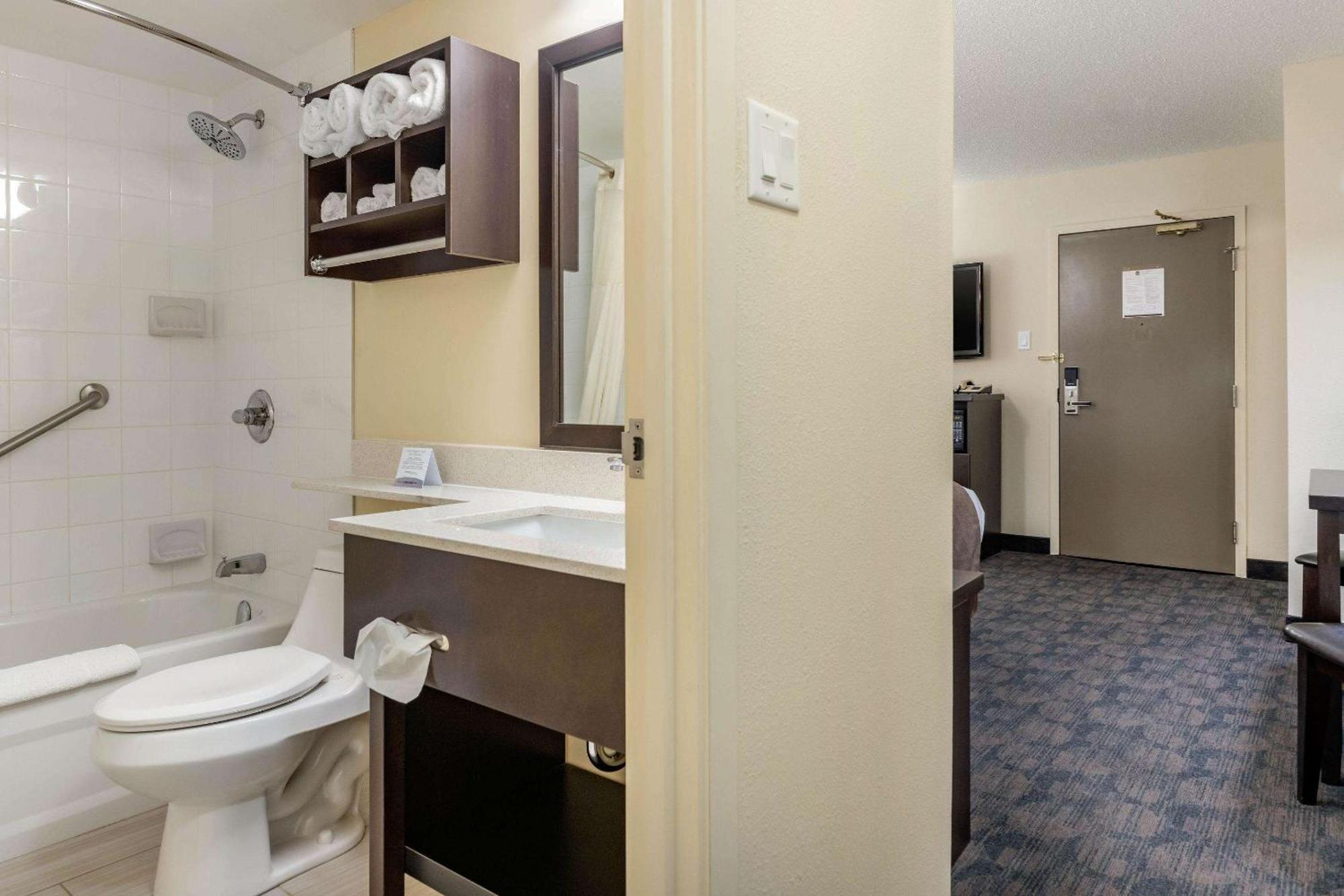 Quality Inn & Suites Bathurst Room photo