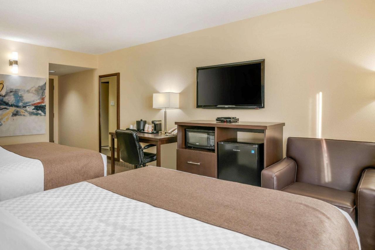 Quality Inn & Suites Bathurst Exterior photo